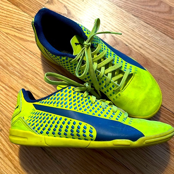 Kids Pumas indoor soccer shoes size UK 4/ 5 US. - Picture 1 of 5
